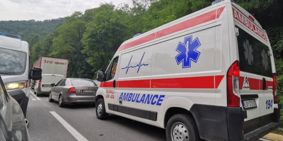 Žena povređena u nesreći na Novom Beogradu: Prevezena na Banjicu!