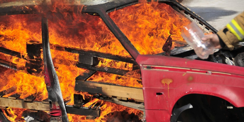 Podmetnuo požar na automobil u Bečmenu! Piroman negirao krivicu, određen mu pritvor