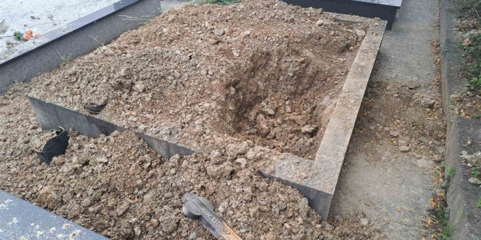 Oskrnavljeno groblje u Prijepolju! Rodbina došla na pomen najmilijima pa zatekla užasnu scenu (FOTO)