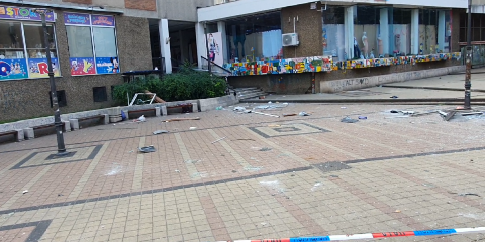 Ukleto potkrovlje! Iz iste zgrade u Smederevu gde je odjeknula eksplozija, skočio i muškarac!