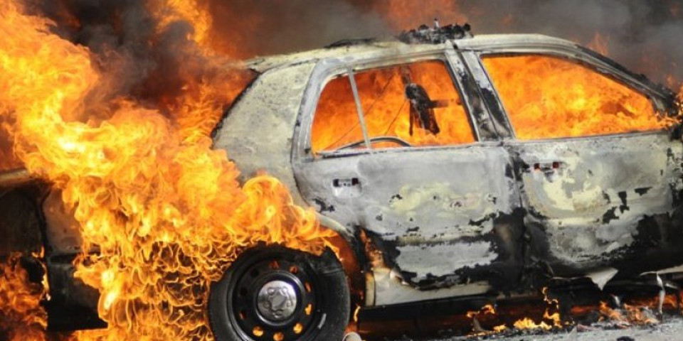 Namerno zapaljen automobil u Novom Pazaru! Sumnja se da je ovo razlog