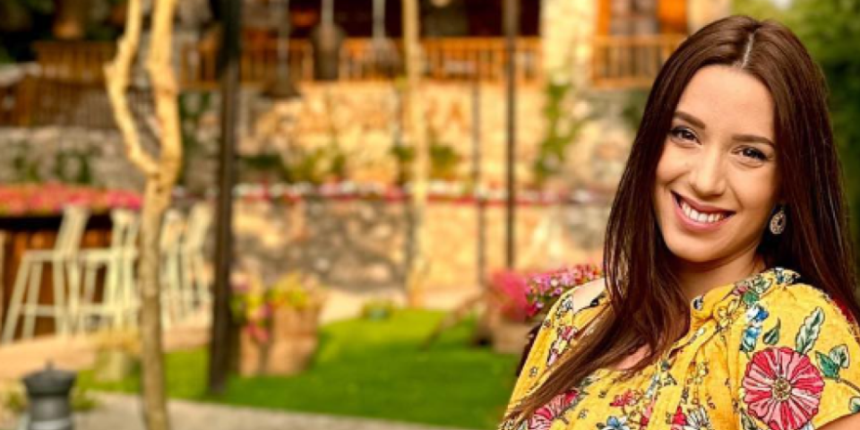 Danica Crnogorčević se latila mikrofona samo 12 dana nakon porođaja! Pevačica dovela atmosferu do usijanja na veselju (VIDEO)