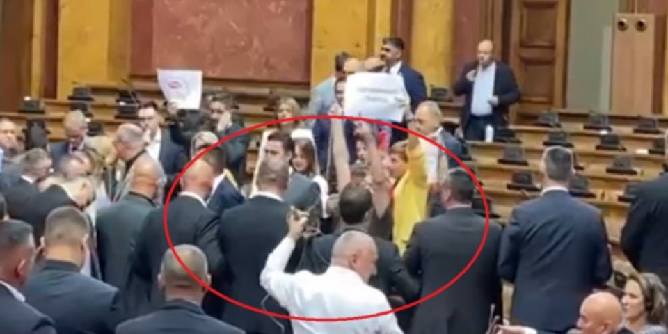 Opozicija donela vešala u Skupštinu: Sramne scene u parlamentu! (VIDEO)