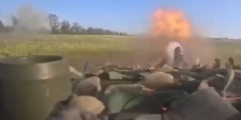 Brutalno razvaljivanje! Ruski tenkovi kao terminatori: Ukrajinske kamikaze nisu imale šanse, padale kao mušice (VIDEO)
