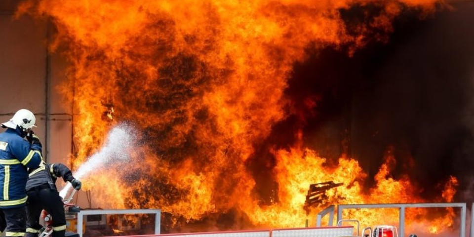Bukti veliki požar u Nišu! 24 vatrogasca se bore sa vatrenom stihijom (FOTO)