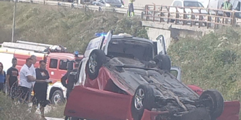 Nesreća na putu Zlatibor-Užice! Preticao kamion, pa se prevrnuo na krov! (FOTO)