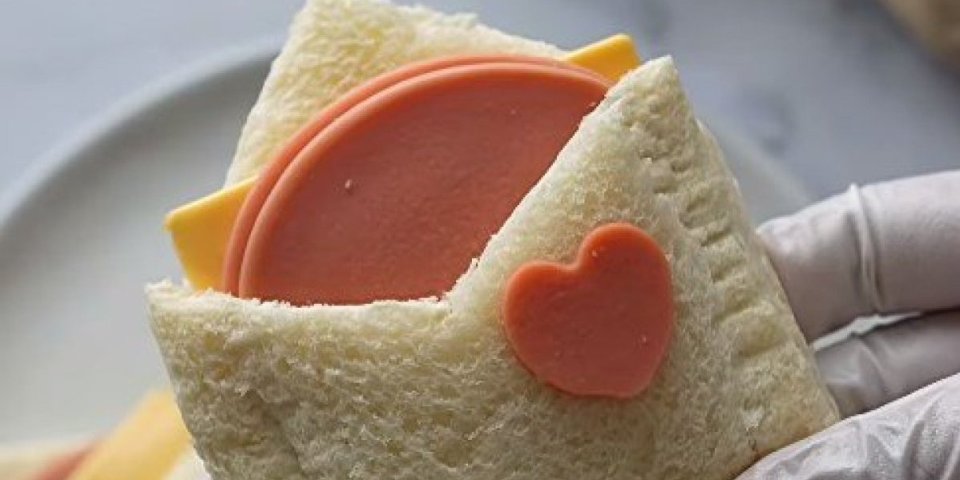 Ljubavno "pismo sendvič" za doručak! Evo kako da iznenadite vašu drugu polovinu (VIDEO)