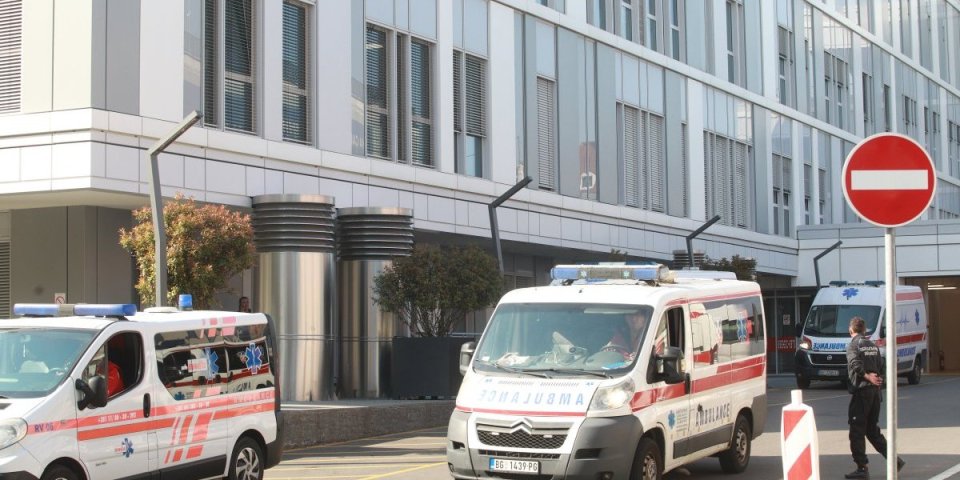 Preminuo motociklista u Urgentnom centru: Teško povređen u sudaru sa "škodom"