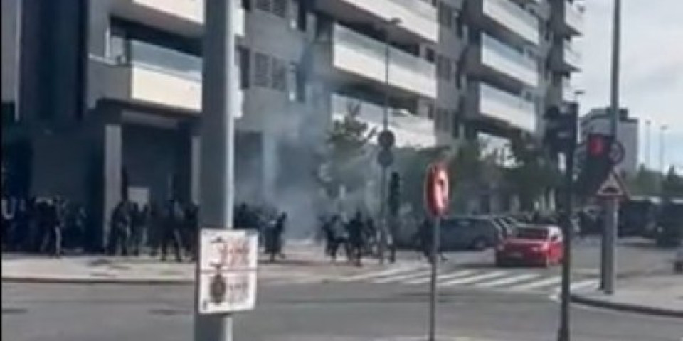 Haos u Španiji! Krvnička tuča navijača Osasune i Sevilje, gađali se eksplozivom? (VIDEO)
