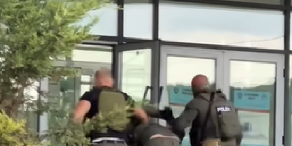 Jedan od uhapšenih u Banjskoj priveden u policijsku stanicu u južnoj Mitrovici! Prištinski mediji objavili snimak (VIDEO)