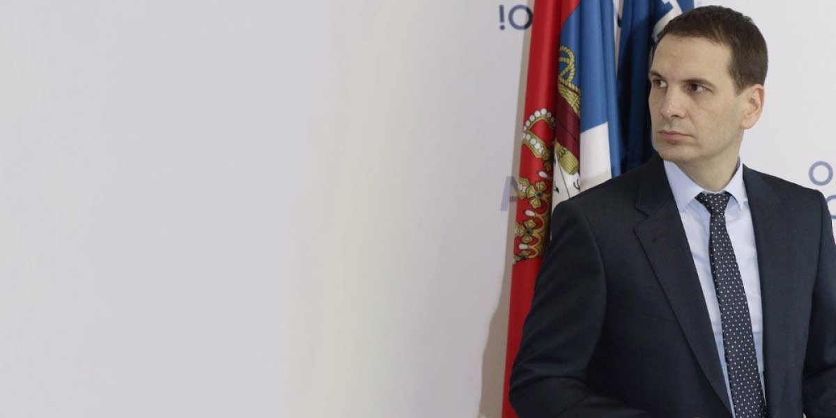 (VIDEO) Jovanović kleknuo pred Đilasa: Totalna promena politike lidera Novog DSS!