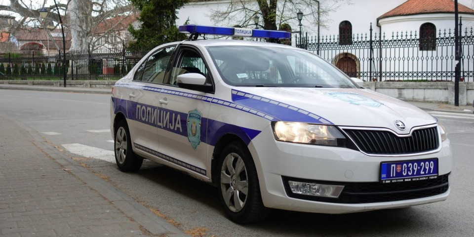 Pijana pretukla zeta drvenom motkom: Napala  i dvojicu policajaca u Mladenovcu