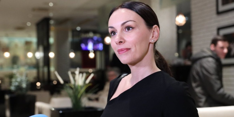 Sloboda Mićalović uslikana kako se moli, glumica poručila: Neka je na zdravlje i spasenje!