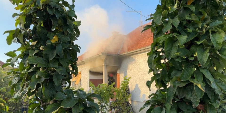 "Pokušao sam da ugasim požar, ali plamen je bio toliko jak...!" Zapalila se kuća u Čačku, očevidac pokušao da pomogne! (FOTO)