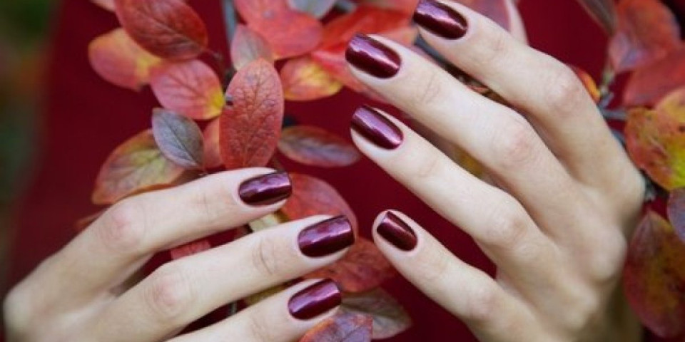 Od boje vina do ledeno plave! Ovo će biti najpopularniji lakovi za nokte u oktobru! (FOTO)