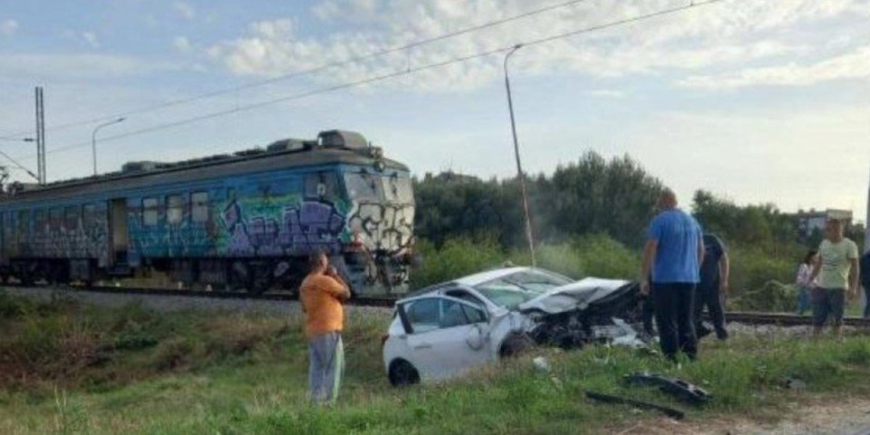 (FOTO) Jeziva nesreća u Pančevu: Voz udario automobil