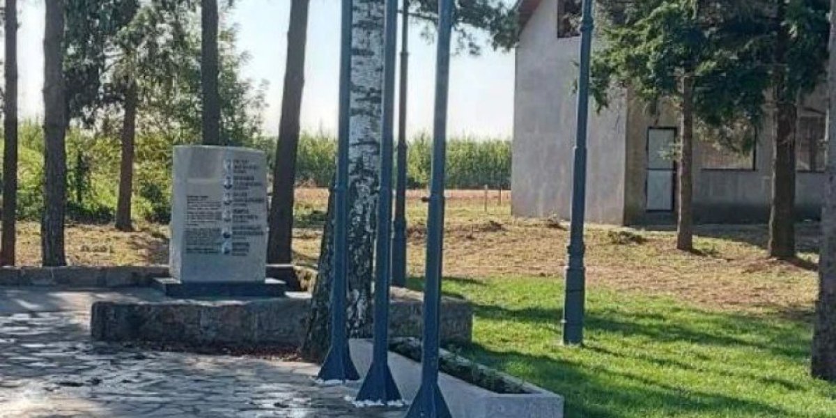 "Bog uzima najbolje za carstvo, zemaljsko je njima bilo malo"! U Malom Orašju podignut spomenik šestorici ubijenih mladića (FOTO)