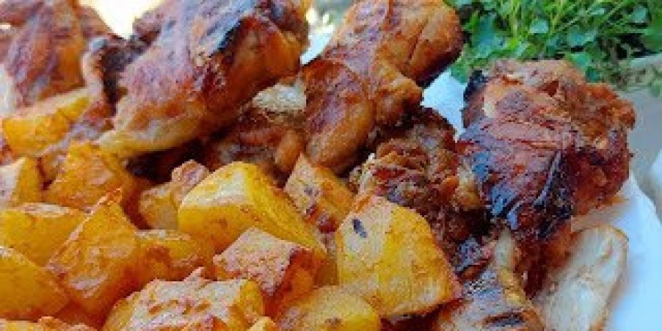 Hraskavi pileći bataci! Sočni i ukusni, a uz dodatak krompira imaćete kompletan ručak (VIDEO)