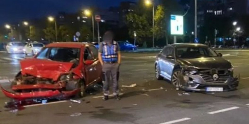 Saobraćajna nesreća na Novom Beogradu: Sudarila se dva automobila, delovi vozila svuda po putu