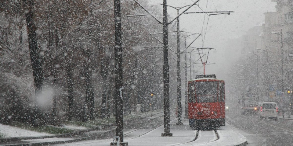 Sve se zabelelo! Sneg ne prestaje da veje, pogledajte snimke padavina u Beogradu (VIDEO)