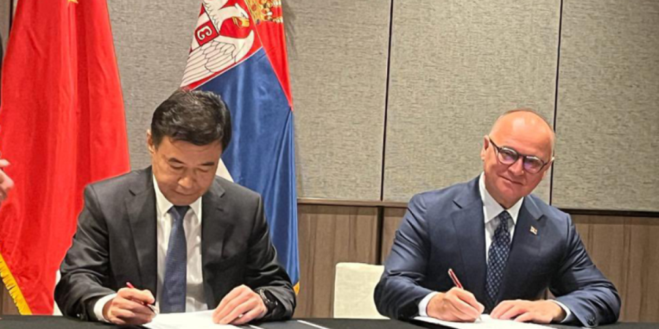 Gradiće se 300 kilometara auto-puteva u Srbiji, stiže pet brzih vozova - Vesić potpisao tri ugovora u Kini