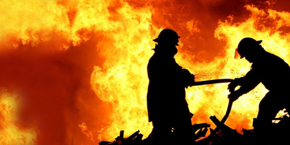 Komšije je gasile ćebetom i vodom! Žena životno ugrožena u požaru, od vatre joj stradala ćerka! (VIDEO)
