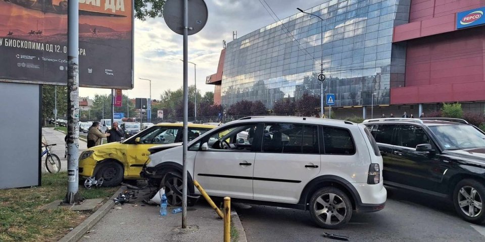 Drama kod "Rode" u Nišu:  Žena se onesvestila u kolima pa udarila u vozilo "Toplane"!