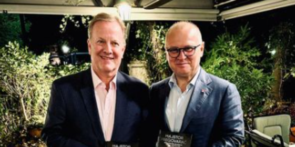 "S prijateljem Daglasom Bejkerom, u rukama držimo primerke srpskog izdanja knjige o njegovom ocu Džejmsu“