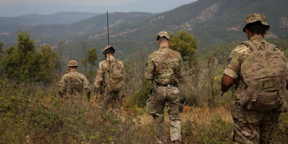 Britanski vojnici iz Kfora patroliraju duž administrativne linije na KiM