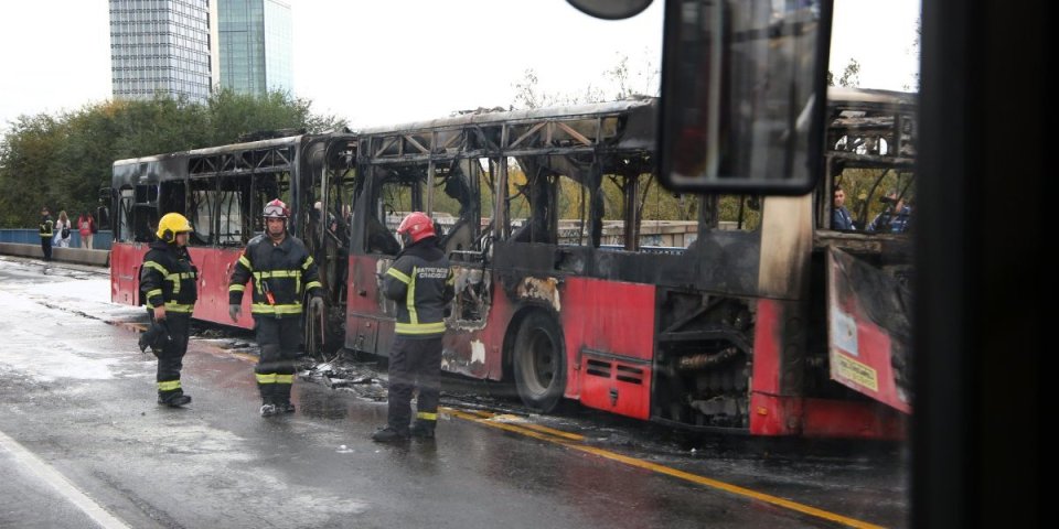 Oglasio se GSP nakon požara na Brankovom mostu: "Došlo je do samozapaljenja u zadnjem delu autobusa"