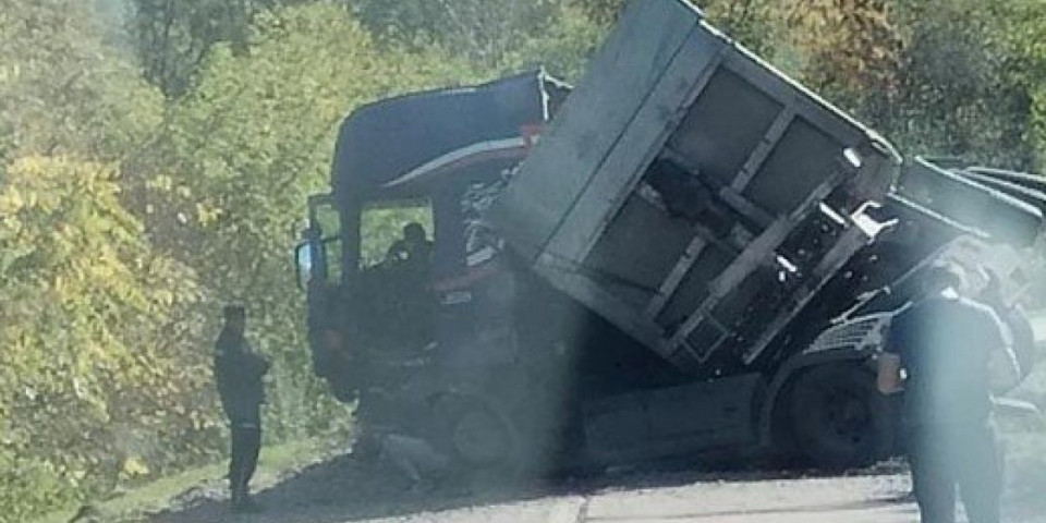 Teška nesreća na putu za Feketić: Kamion smrskan, saobraćaj obustavljen (FOTO)