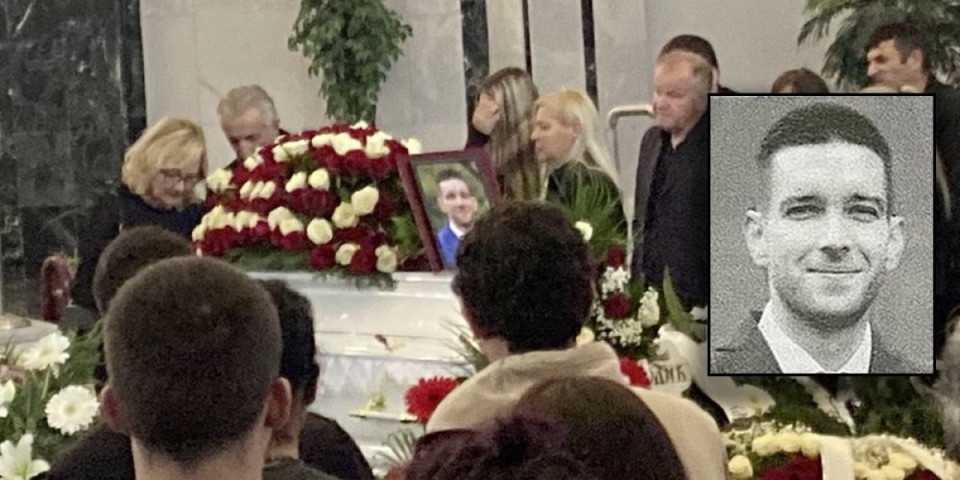 Duša puca od bola na sahrani: Majka Aleksandra Kodića ne može da pusti kovčeg, dva sveštenika drže opelo (VIDEO)