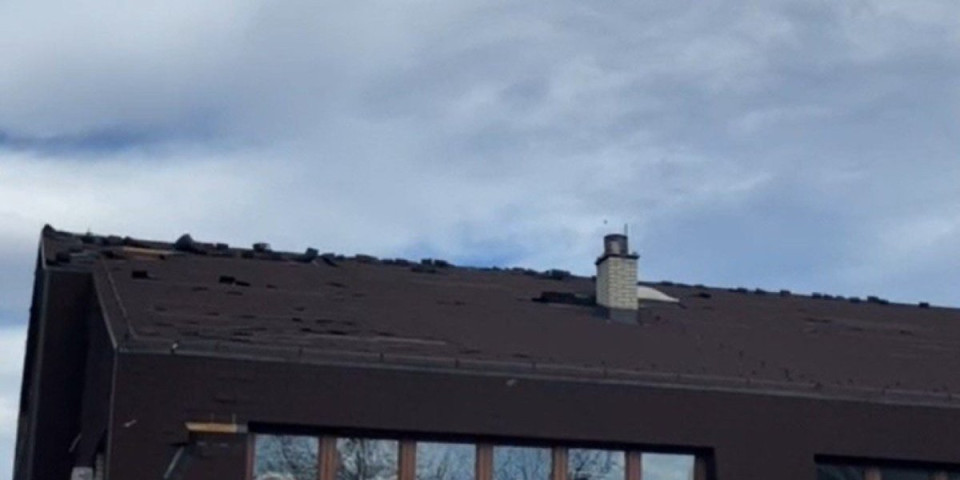 (VIDEO) Kakvo nevreme! Vetar odneo krov sa škole u Bajinoj Bašti!