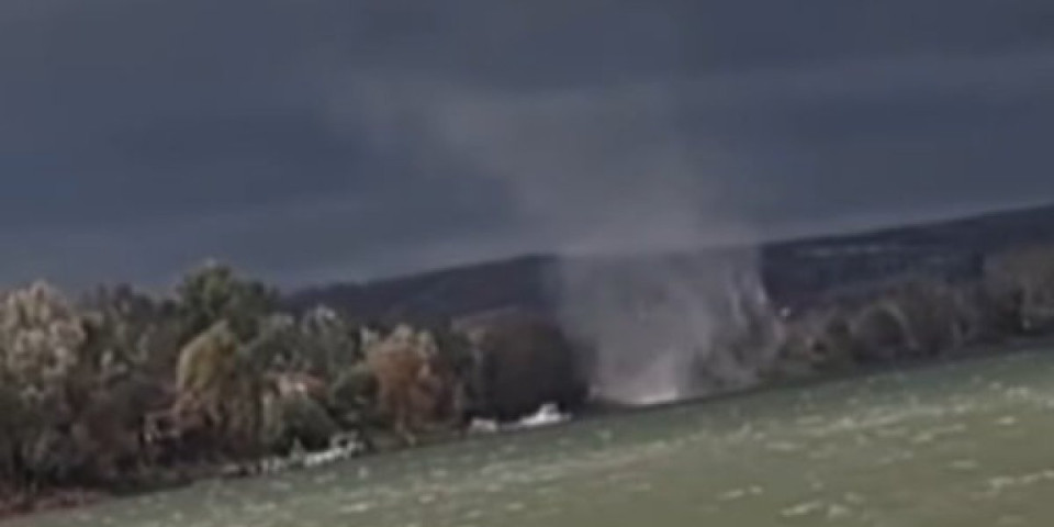 Futogom protutnjao tornado! Građani šokirani, snimili ovu retku pojavu u Srbiji (VIDEO)