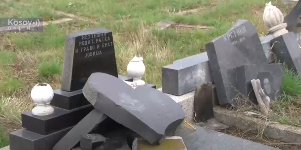 Mitrovske zadušnice u Južnoj Mitrovici! Sve više uništenih spomenika i nadgrobnih ploča na groblju! (VIDEO)