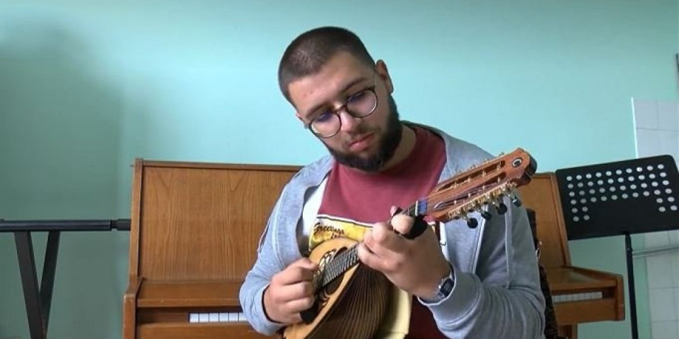 (VIDEO) Znate li o kom instrumentu je reč ? David iz Knića jedan je od retkih koji ga svira u Srbiji!