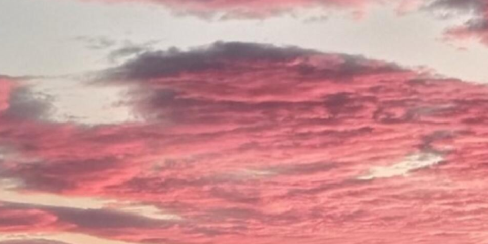 Pojavila se čudna svetlost iznad Niša! Nebo se zacrvenelo, a stručnjak otkriva da li je štetno po ljude (FOTO)