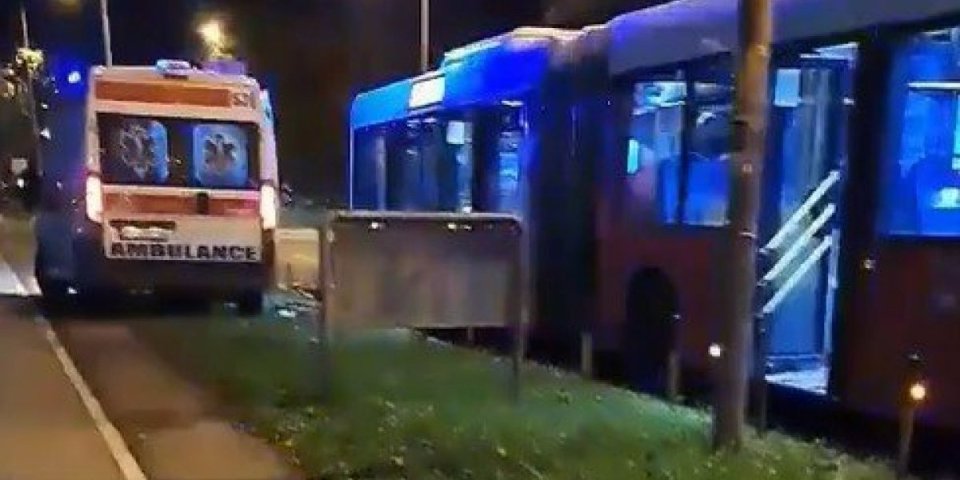 Hitna zbrinula muškarca sa rasekotinom: Nesreća u autobusu na Novom Beogradu