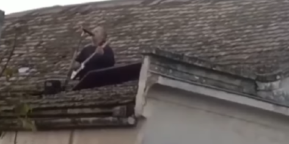 Ovo ima samo u Srbiji! Čovek održao koncert na krovu kuće: "Sledeći vikend i ostatak benda na krov"