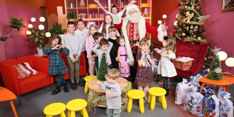 Deda Mraz se "preznojava" na Informer televiziji! Teška pitanja malih novinara: Deca intervjuišu najpopularnijeg deku na svetu! (FOTO/VIDEO)