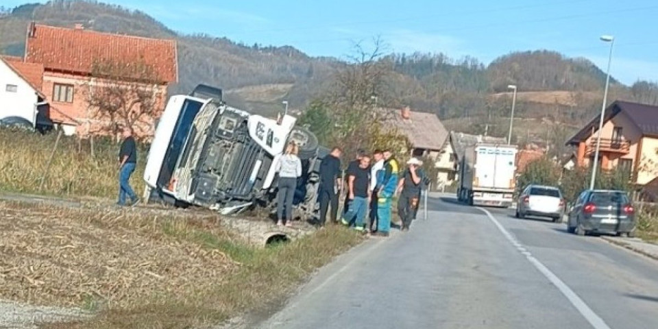 Prevrnuo se šleper kod Arilja! Nema povređenih u nesreći u selu Stupčevići! (FOTO)