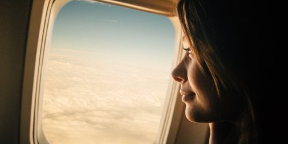 Znate li zašto prozori u avionu imaju malu rupu na sredini? Pilot je objasnio (VIDEO)