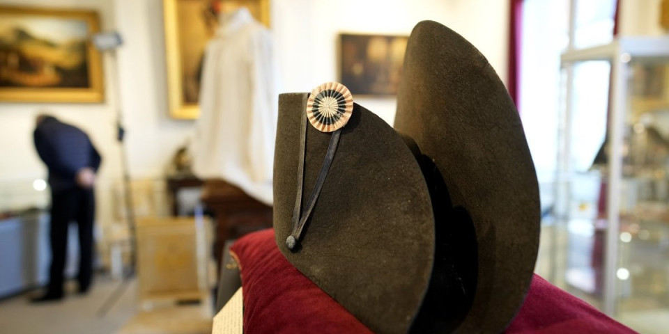 Napoleonov šešir na aukciji! Dostignuta cena će vas zaprepastiti!