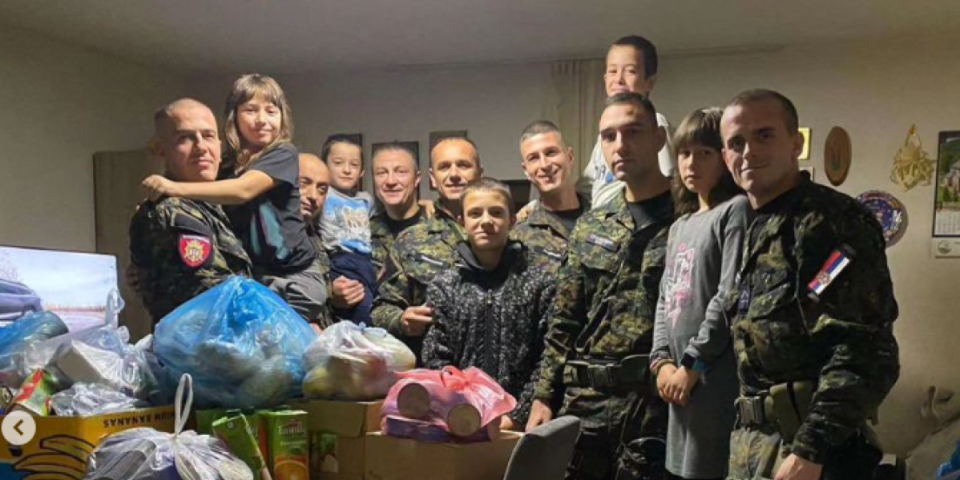 Humanost naše žandarmerije! Simbolična pomoć devetočlanoj porodici kod Aleksinca! (FOTO)