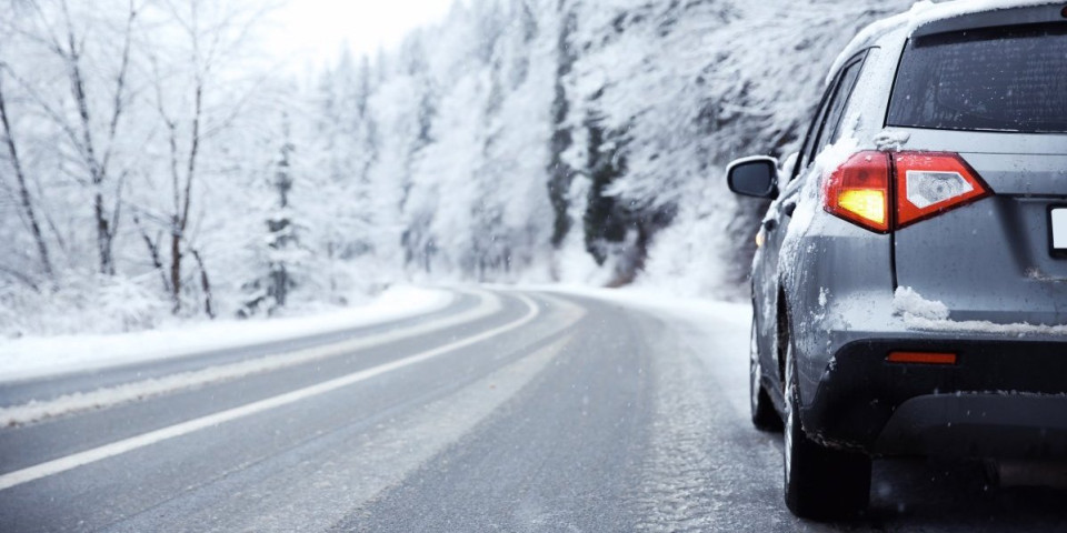 Sneg u aprilu, a na automobilima letnje gume: Evo da li pravite prekršaj, imate dve opcije