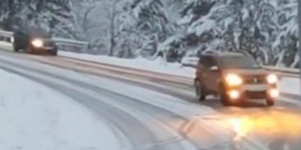 (VIDEO) Na Zlatiboru sneg pravi haos vozačima: Auto proklizava i vrti se nasred puta, dok mu druga vozila idu u susret