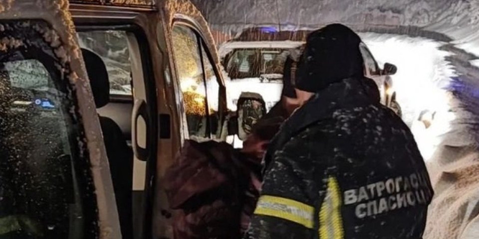 Lančani sudar na Ibarskoj magistrali! Putnik zarobljen u vozilu, izvlače ga vatrogasci! (FOTO)