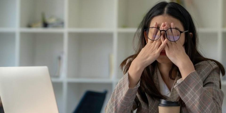 Zamagljen vid i glavobolja mogu da budu opasni! Ako radite za računarom to ne smete da ignorišete