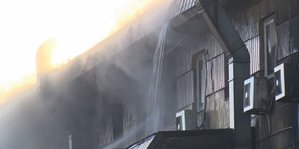 Niški vatrogasci još gase požar: Iz prostorija bivše Elektronske industrije i dalje kulja dim