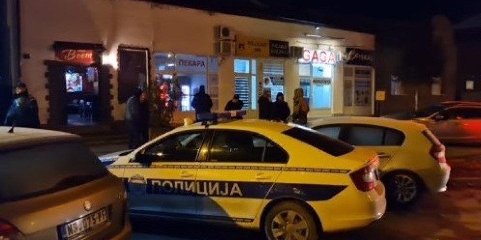Ulazna vrata razbijena crepom, staklo rasuto na sve strane: Opljačkana prodavnica u Šapcu